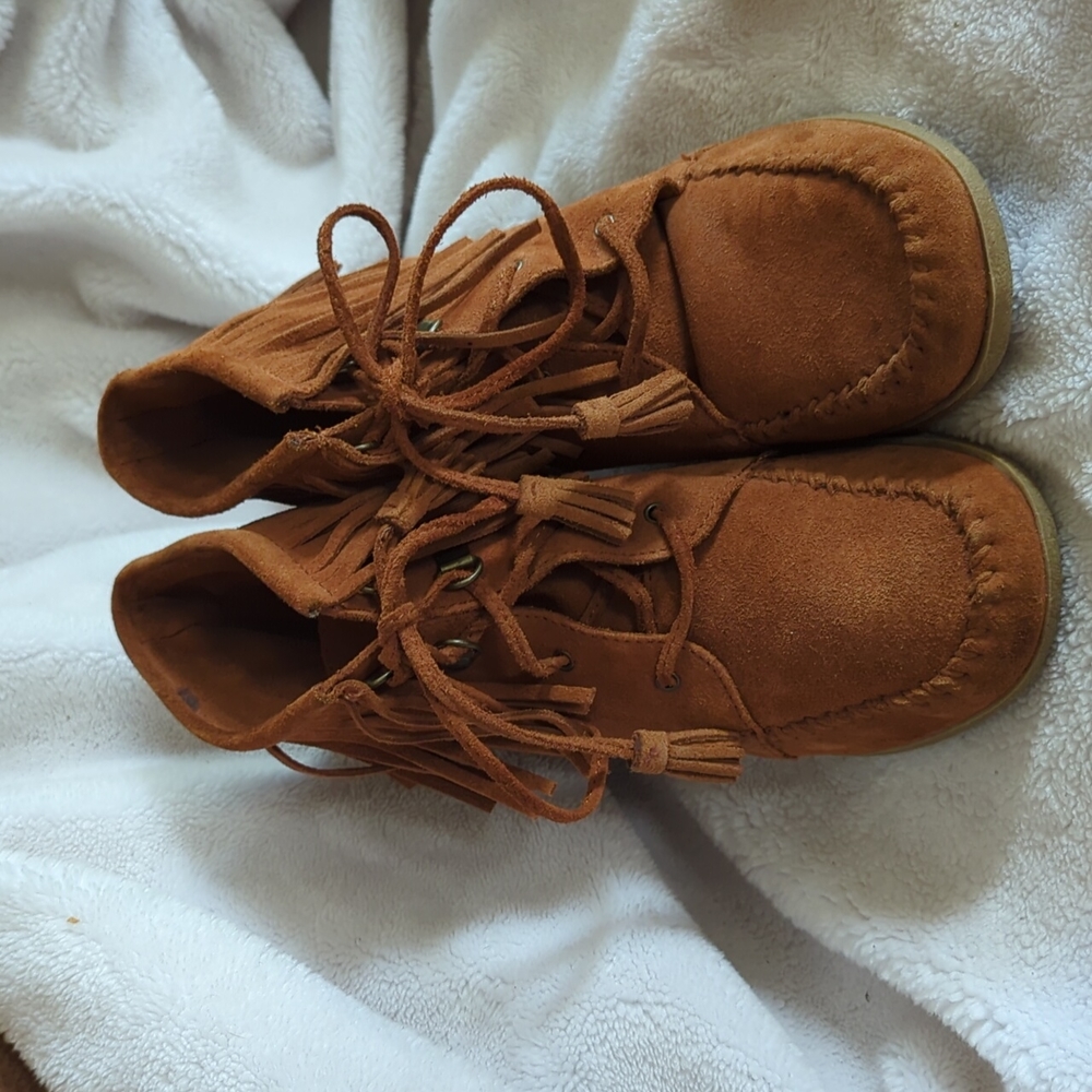 Minnetonka wedge fringe boots